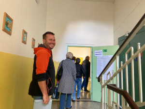 Volební místnosti se otevřely. Lidé začali vybírat nové poslance