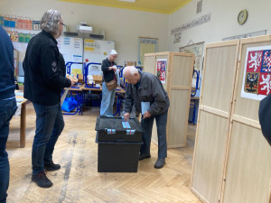 Volební místnosti se otevřely. Lidé začali vybírat nové poslance