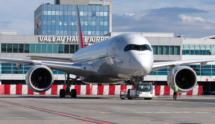 Zásah proti dronům na letišti v Praze pokračuje, anonym volal znovu