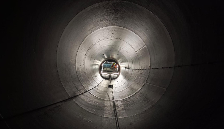 Tma, vlhko, hloubka a stres. Záchrana dělníků z tubusu Dlouhých strání trvala několik hodin