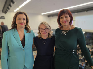 Lídryně ANO Jitka Volfová sleduje výsledky voleb ve štábu ANO v Praze