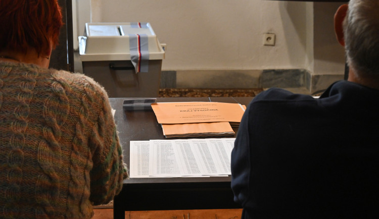 Opilý volič nebo sebepoškozování před místností. Policisté ohlídali průběh voleb