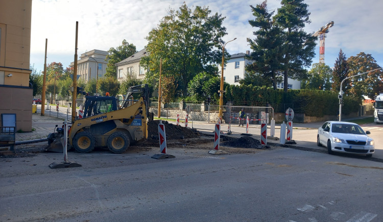 Na křižovatce třídy Legionářů a Fritzovy ulice je obrovská díra, týká se vodovodů