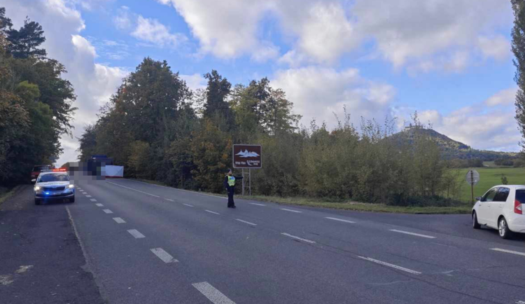 U Bězdězu srazil kamion přecházející seniorku. Lékaři se ji snažili zachránit desítky minut