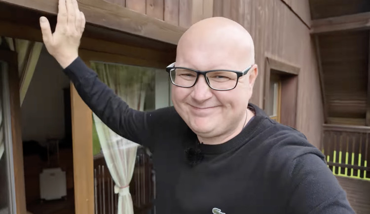 Pan Plešatý navštívil šumavský penzion z Ano, šéfe. Burger i snídani si pochvaloval