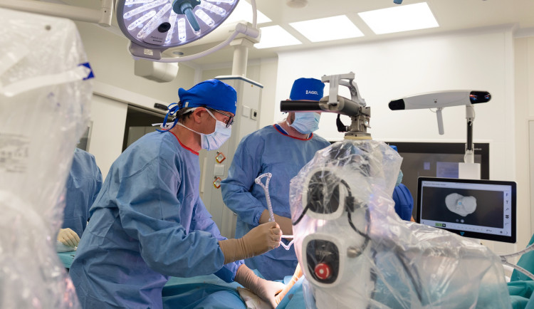 Roboti mění ortopedii. Prostějov má jako první v ČR unikátní systém pro operace kolen
