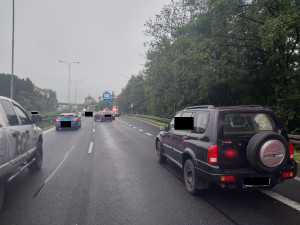 Policejní honičky za kradenými auty na Liberecku. Porsche i Audi Q7 zloději nabourali