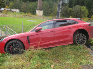 Policejní honičky za kradenými auty na Liberecku. Porsche i Audi Q7 zloději nabourali