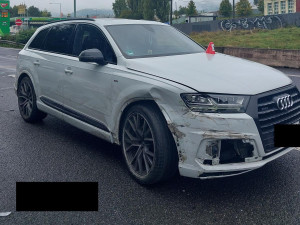 Policejní honičky za kradenými auty na Liberecku. Porsche i Audi Q7 zloději nabourali