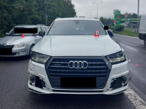 Policejní honičky za kradenými auty na Liberecku. Porsche i Audi Q7 zloději nabourali