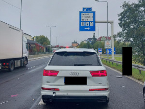 Policejní honičky za kradenými auty na Liberecku. Porsche i Audi Q7 zloději nabourali