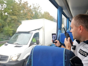 Policie opět využila ke kontrolám řidičů svůj autobus, pomohl odhalit 29 přestupků