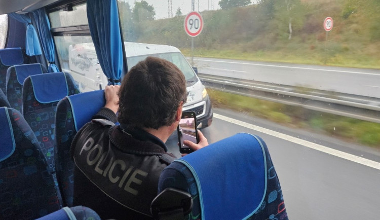 Policie opět využila ke kontrolám řidičů svůj autobus, pomohl odhalit 29 přestupků