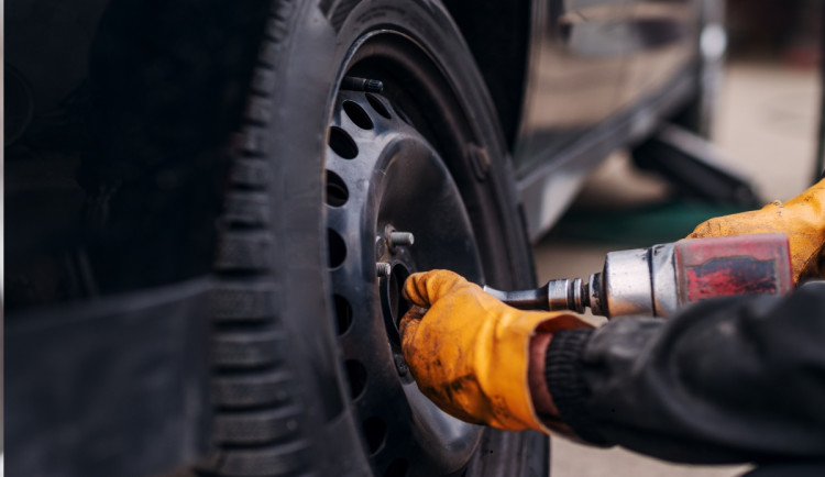 Před zimní sezonou pozor na e-shopy s pneumatikami, varují policisté