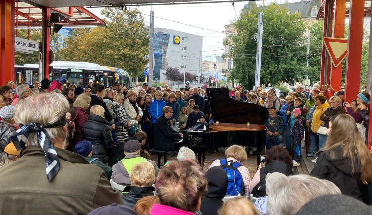 Terminál MHD v Liberci se na chvíli proměnil ve venkovní koncertní síň