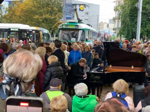 Terminál MHD v Liberci se na chvíli proměnil ve venkovní koncertní síň