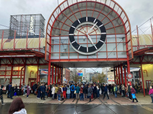 Terminál MHD v Liberci se na chvíli proměnil ve venkovní koncertní síň