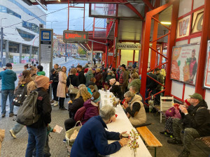 Terminál MHD v Liberci se na chvíli proměnil ve venkovní koncertní síň