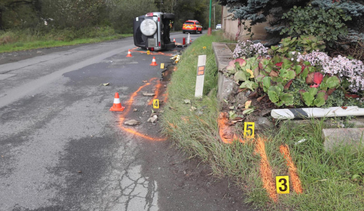 Opilý řidič kličkoval po ulici, pak naboural. Nadýchal přes jeden a půl promile