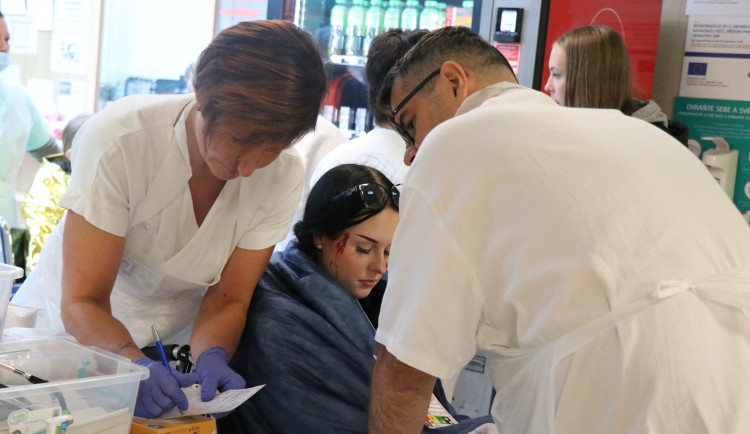 FOTO: V nemocnici ošetřovali zraněné po srážce vlaku s autobusem. Šlo o cvičení