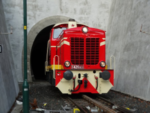 Zkouška opravované zubačky. Na trať vyjela lokomotiva, testovala výhybky