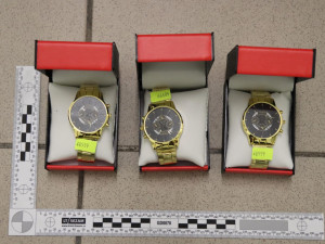 Fake parfémy, hodinky či nože. Senior v Lípě za ně dal 7 tisíc, bál se o své zdraví