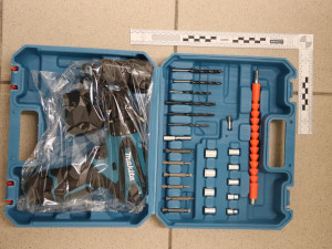 Fake parfémy, hodinky či nože. Senior v Lípě za ně dal 7 tisíc, bál se o své zdraví