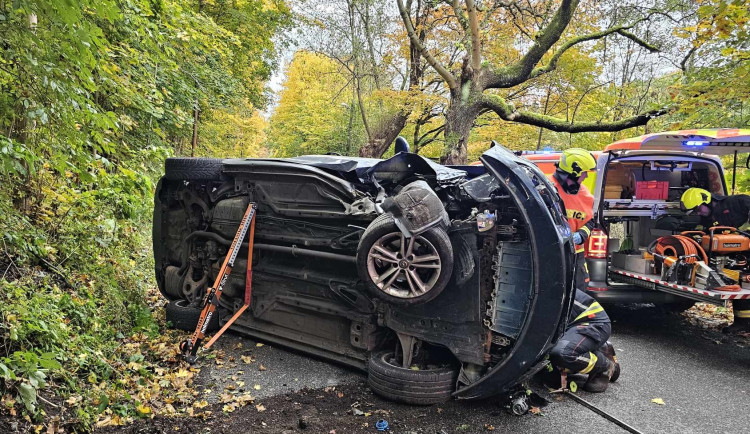 Při nehodě v Lukášovské ulici museli hasiči z auta vyprostit jednoho z cestujících
