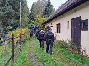 Kontroly chat v Libereckém kraji. Policisté do terénu vyrazili na koních