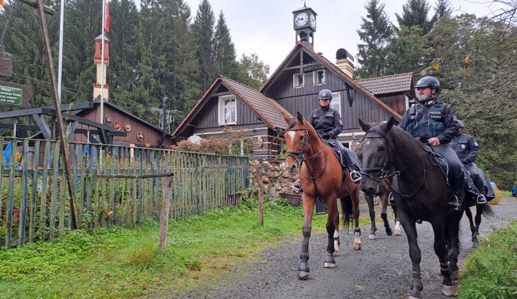 Kontroly chat v Libereckém kraji. Policisté do terénu vyrazili na koních