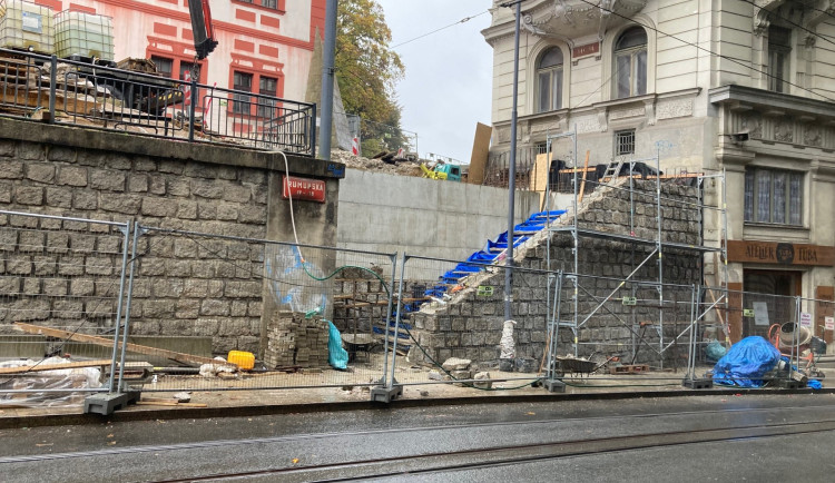 Omezení kvůli opravě schodiště u libereckého zámku potrvá až do konce listopadu