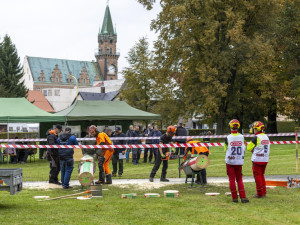 Frýdlantský park hostí soutěž středoškolských týmů Jizerský dřevorubec
