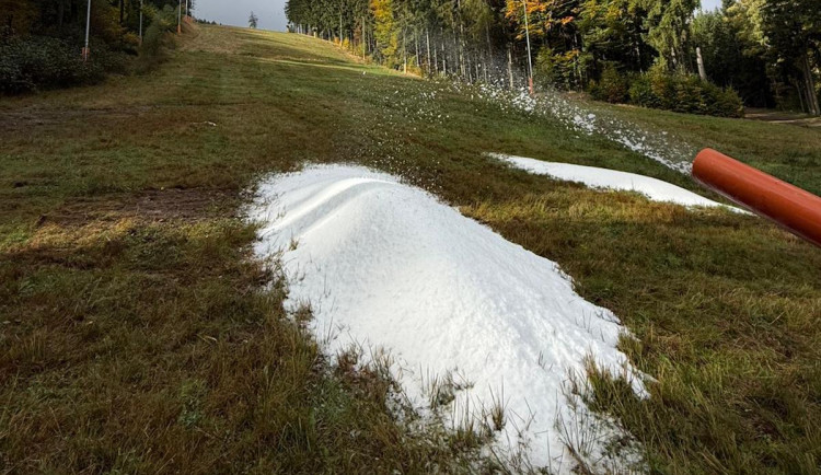 Na Ještědu už vyrábí sníh na zimní sezonu, se zasněžováním začnou i v Rokytnici