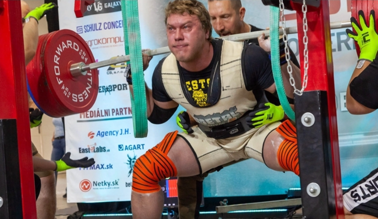 Na silovém trojboji nazdvíhal hasič z České Lípy tunu, obhájil titul mistra světa