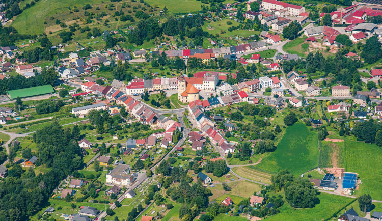 Pilníkov zvítězil v soutěži Vesnice roku 2025. Oranžová stuha za spolupráci se zemědělci