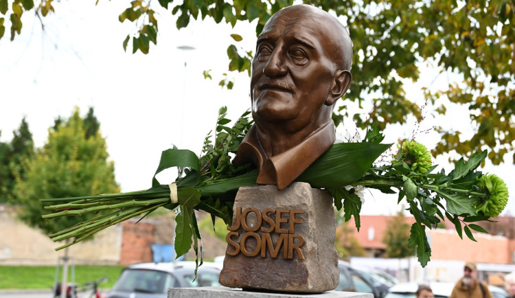 Rodné město vzdalo hold Josefu Somrovi. Na náměstí ve Vracově má svou bustu