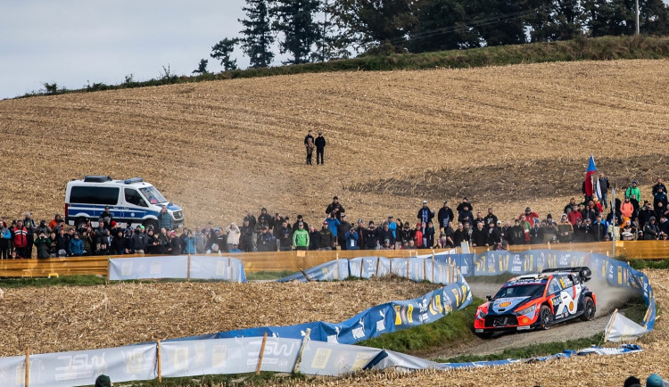 FOTO: Ogier zahájil Středoevropskou rallye nejlépe, Rovanperä těsně za ním