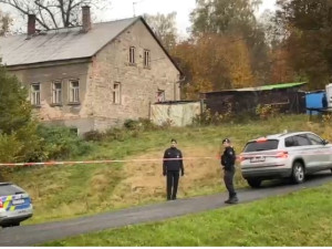 Ve Smržovce se střílelo, na místě jsou dva mrtví. Další člověk je těžce zraněný, zřejmě sám střelec