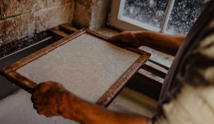 Papyrea_Ruční výroba papíru ve Zdislavě u Jablonného v Podještědí