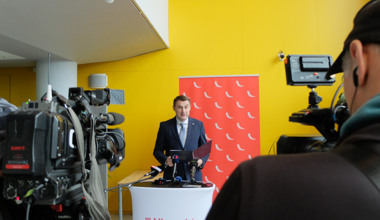 Policie obvinila hejtmana Libereckého kraje Půtu, podle ní neoznámil nabídku úplatku