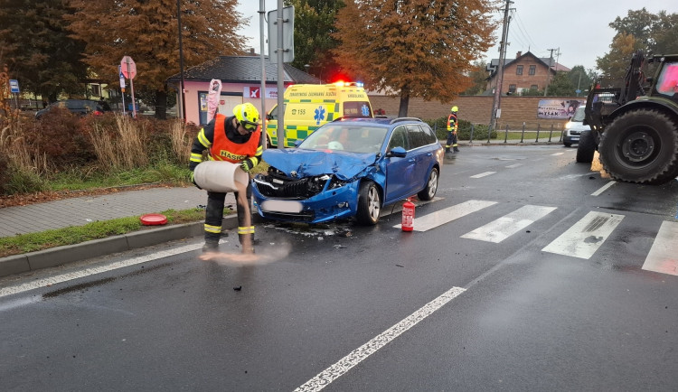 Řidičku museli v Bludově po srážce s traktorem vyprošťovat z auta hasiči, odvezla ji záchranka