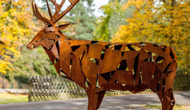 Nová plastika jelena zdobí areál Svatého Linharta