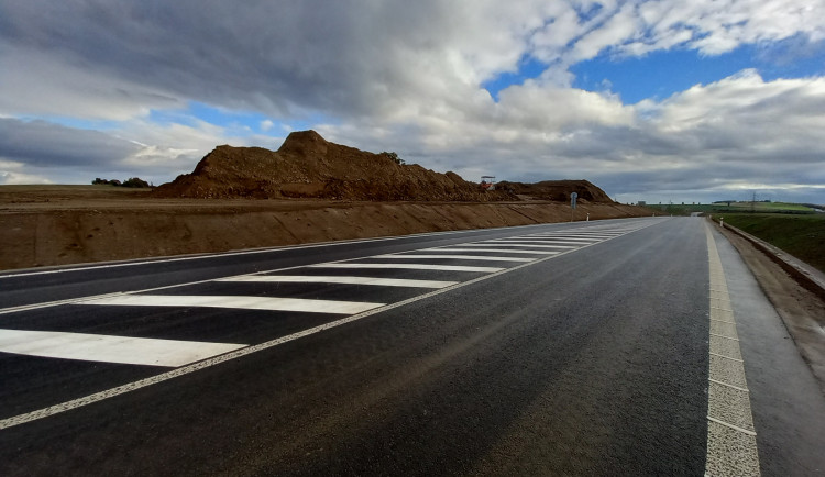 FOTO: Jihovýchodní obchvat Jihlavy se otevírá, řidiči ho mohou využívat v celé délce