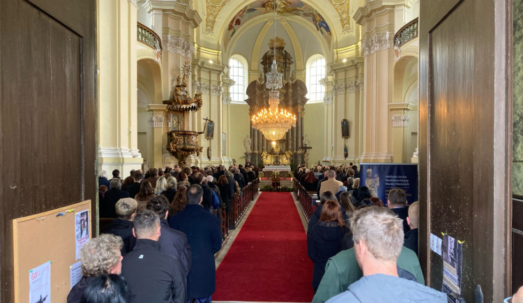 Stovky lidí se dnes naposledy rozloučili s kantorem a agronomem Jaroslavem Palarcem