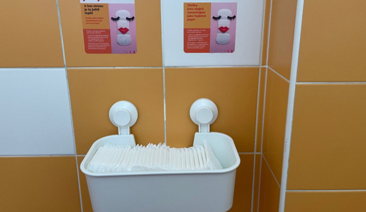 Zavádění bezplatných hygienických potřeb do škol podpoří kraj půl milionem korun
