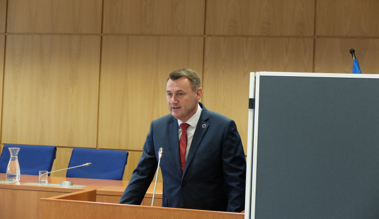 Mimořádný sněm Starostů pro Liberecký kraj podpořil obviněného hejtmana