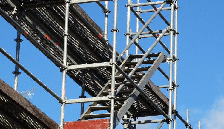 Mladík v noci šplhal po lešení brněnského paneláku. Vyhýbal se matce své přítelkyně