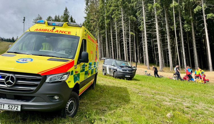 Muž měl po havárii na čtyřkolce zranění hlavy, záchranáři ho dostali do nemocnice