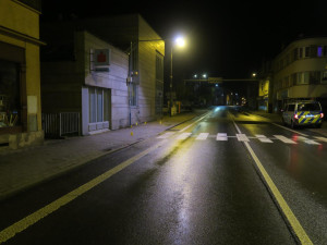 Nejdřív narazil do lampy, potom do budovy spořitelny. Pak řidič v Tanvaldu ujel