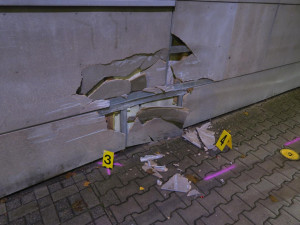 Nejdřív narazil do lampy, potom do budovy spořitelny. Pak řidič v Tanvaldu ujel